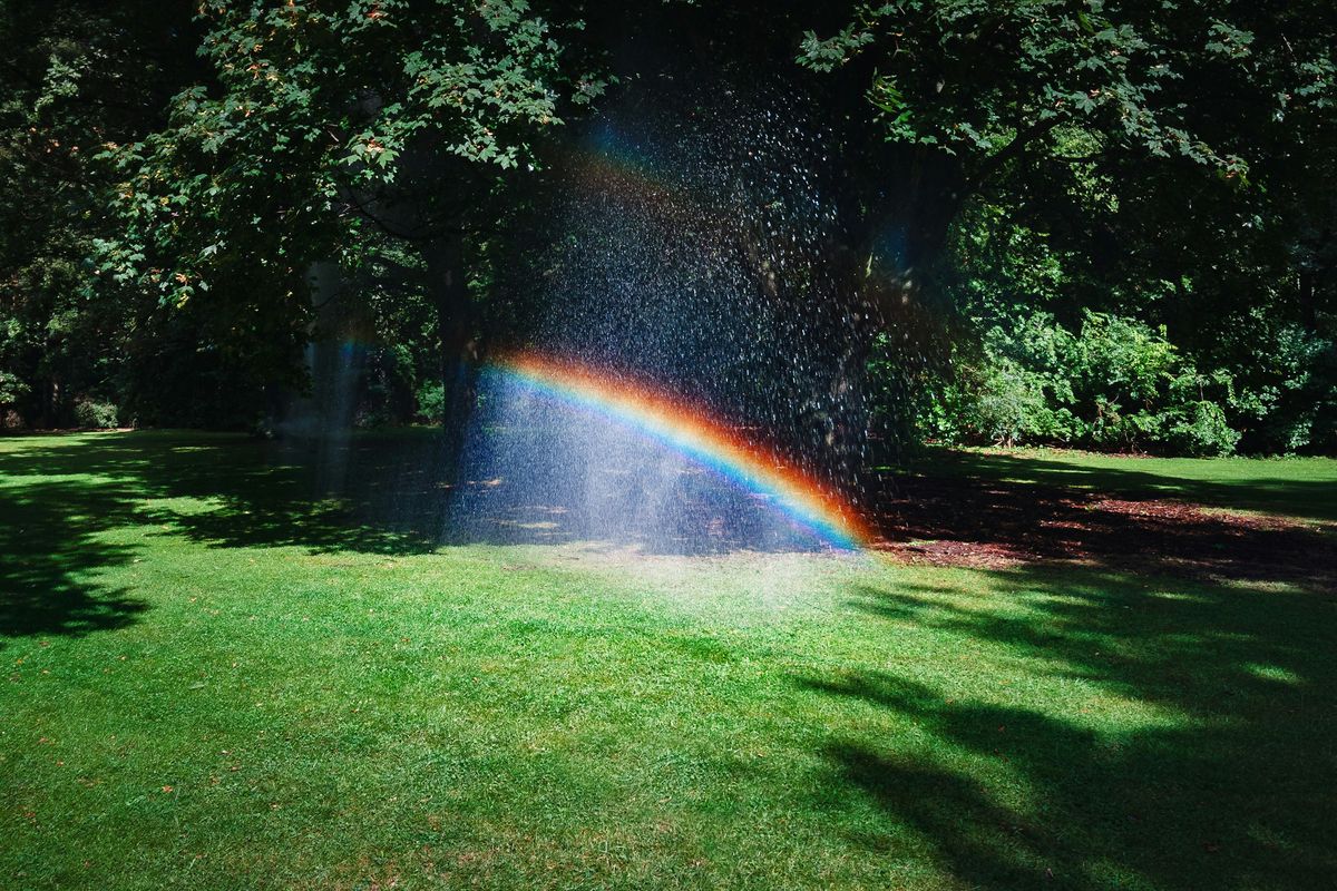 Lawn irrigation with a rainbow