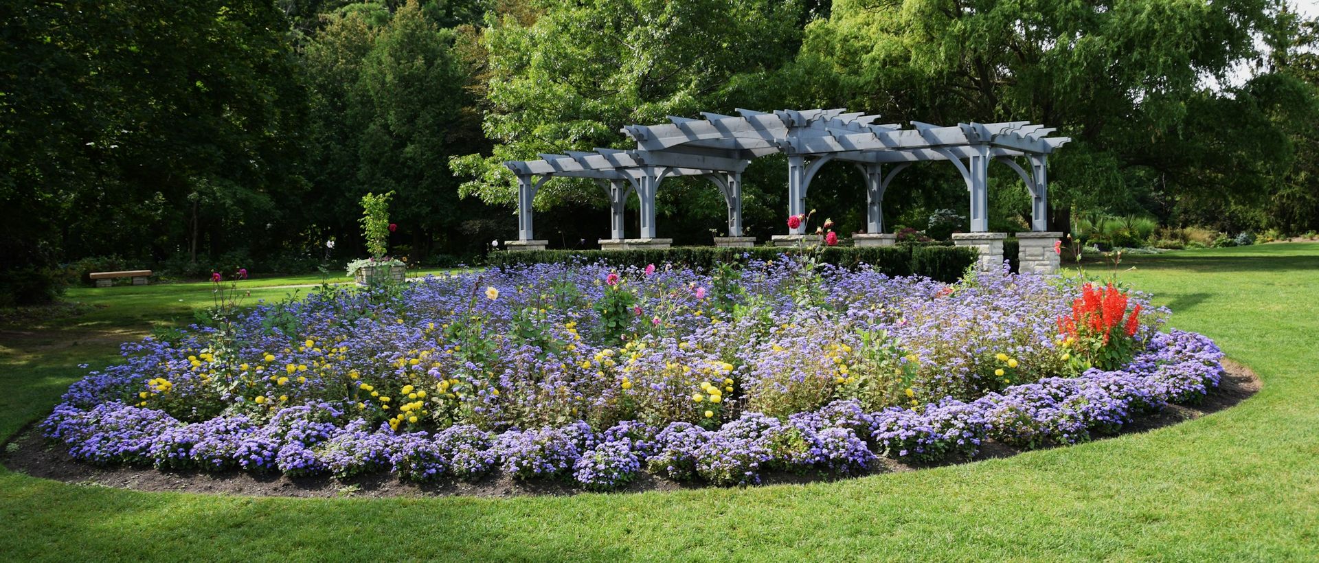 Blumenbeet mit Pergola