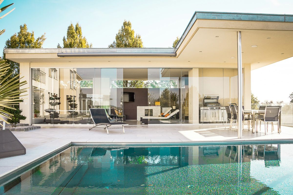 Casa moderna in vetro con piscina