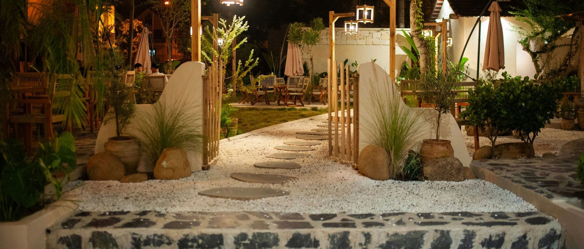 Innenhof mit Laternen am Abend
