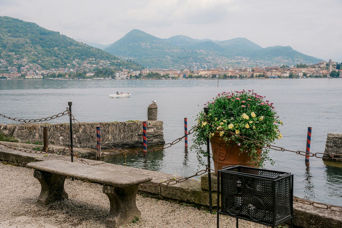 Seepromenade mit Blumen