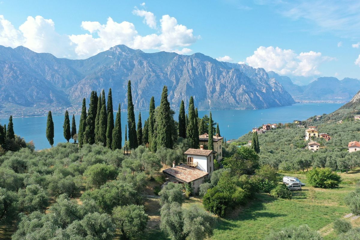 Haus zwischen Oliven und Zypressen am See