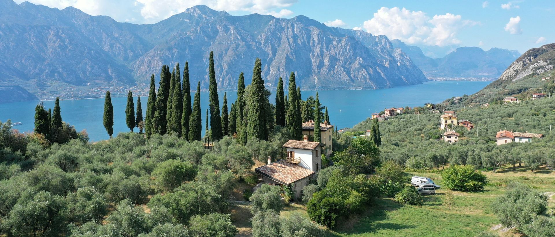 Casa tra ulivi e cipressi sul lago