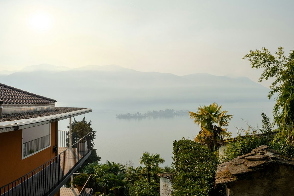 Casa con palme e vista sul lago