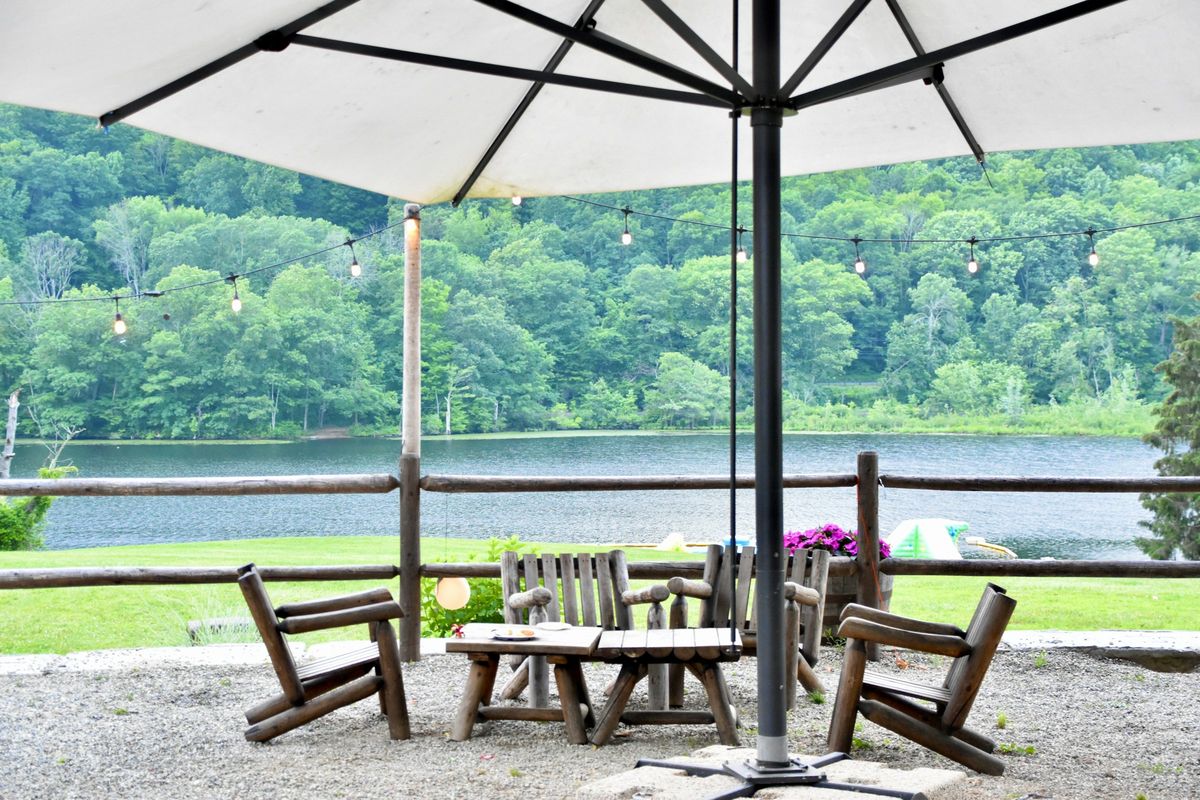 Terrazza con ombrellone sul lago