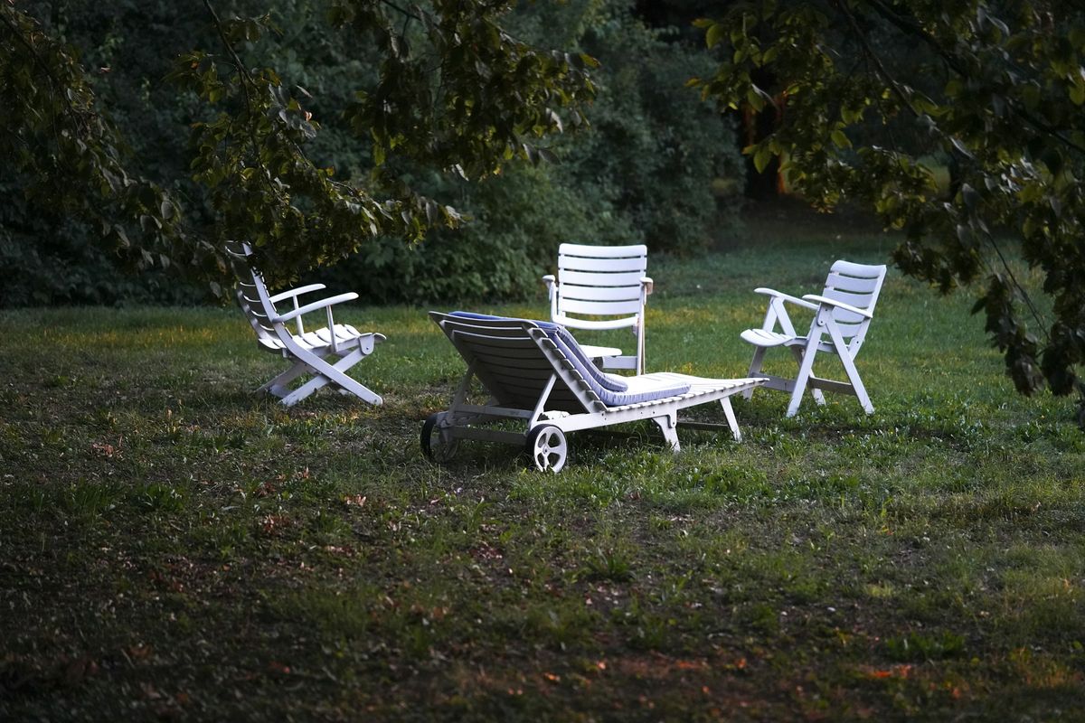 Weisse Stühle im Rasen